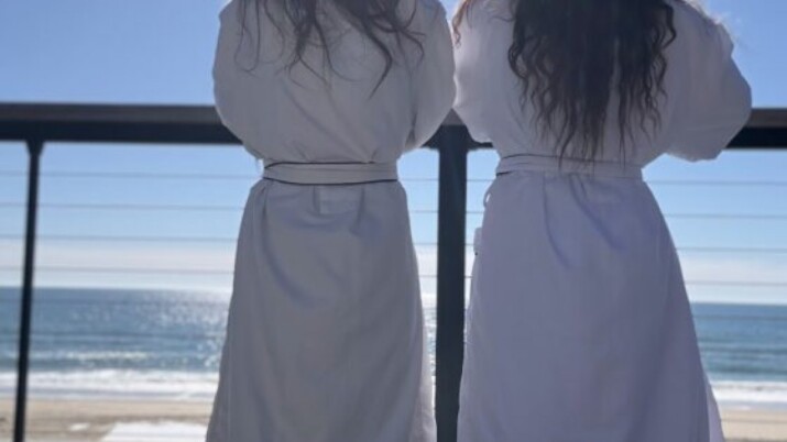 mother daughter ocean view